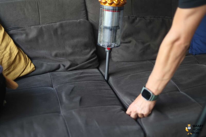 Dyson V15s Detect Submarine: уборка между подушками дивана